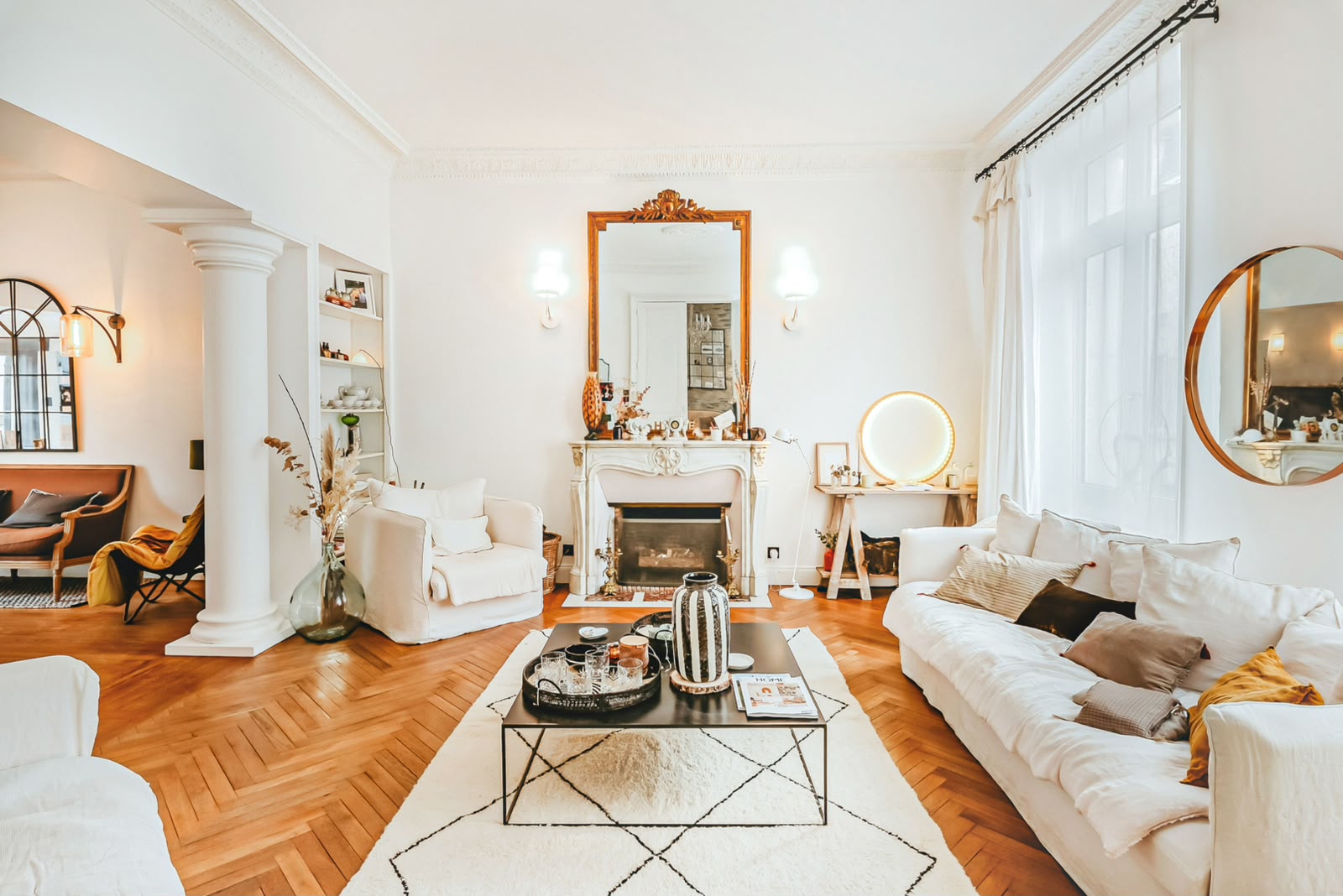 Salon aménagé avec cheminée, parquet et mobilier clair