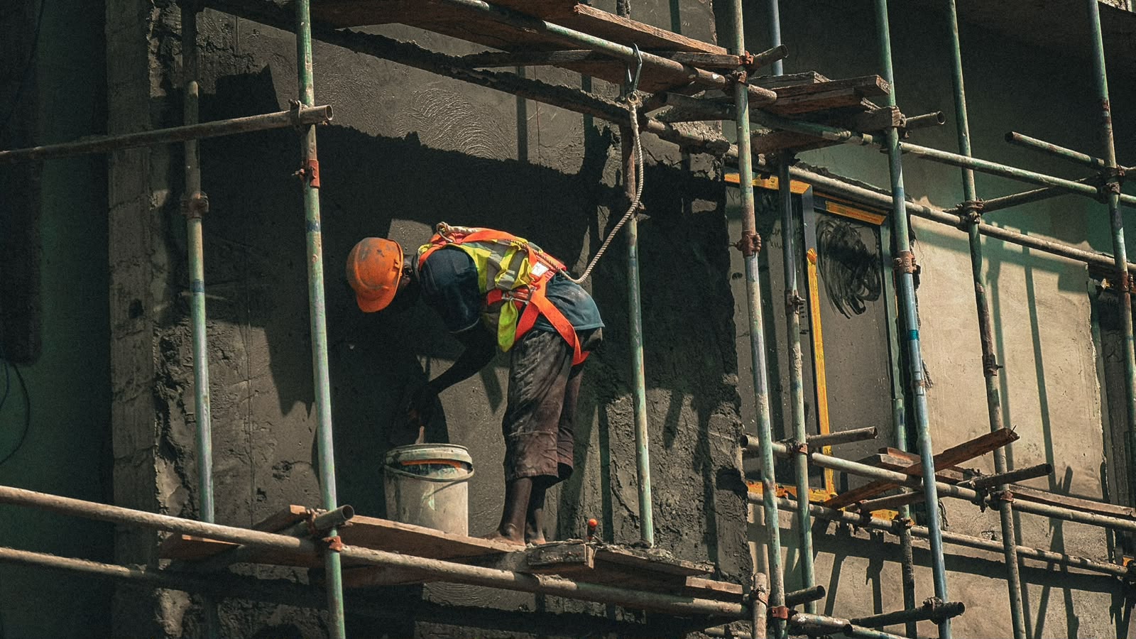 Ouvrier sur un chantier de construction encadré par DOUMASSI